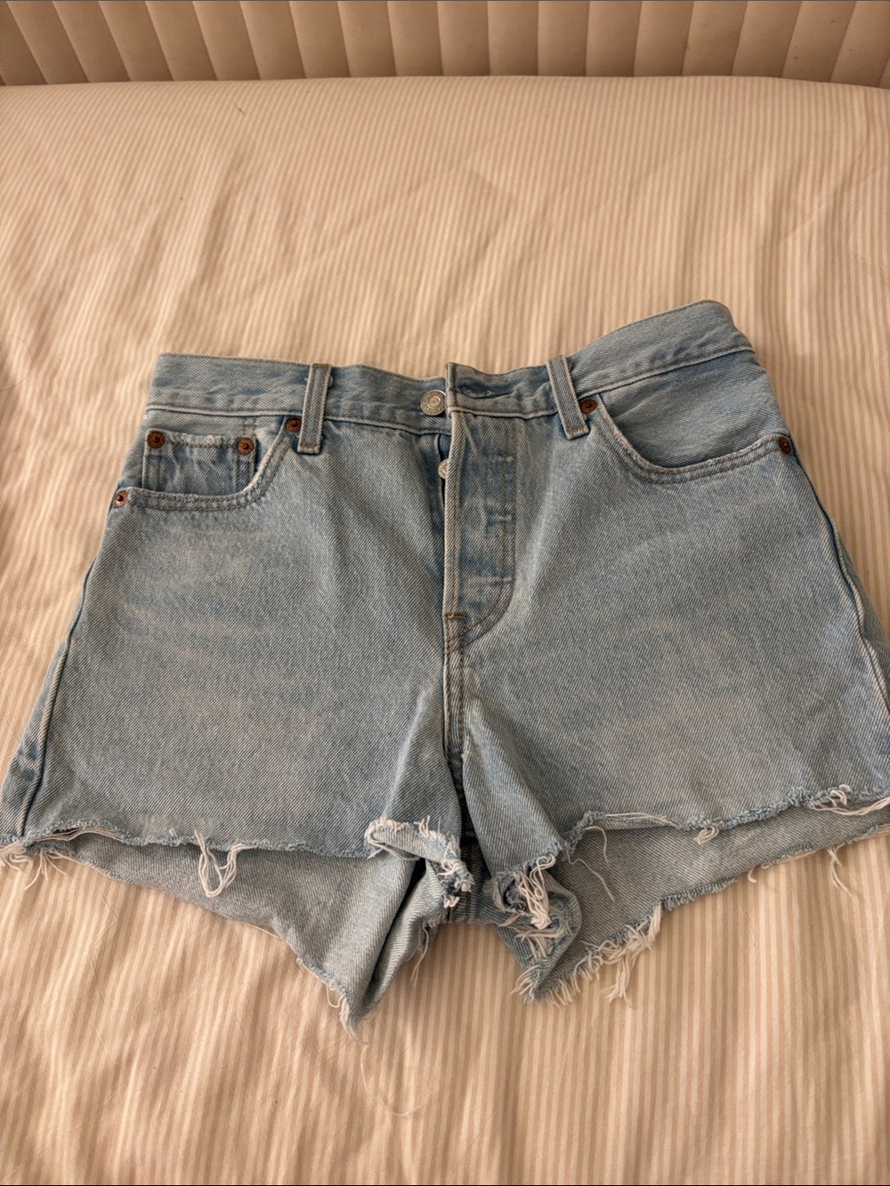 Levi’s wedgie cut off short